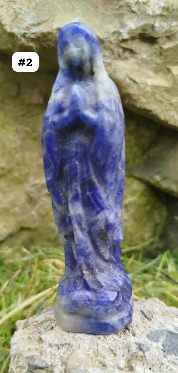 Statue de la Sainte Vierge Marie (Notre Dame de Lourdes) en diverses pierres et cristaux naturels.