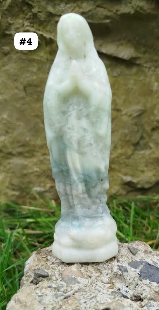 Statue de la Sainte Vierge Marie (Notre Dame de Lourdes) en diverses pierres et cristaux naturels.