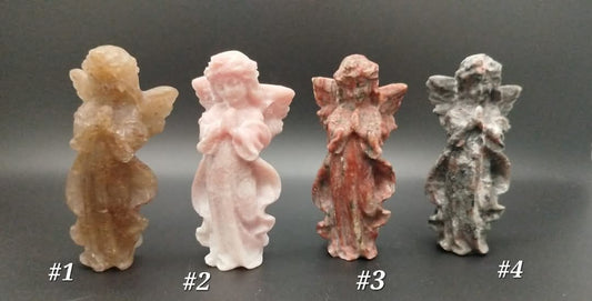 Pequeñas estatuas de ángeles realizadas en diversas piedras y cristales.