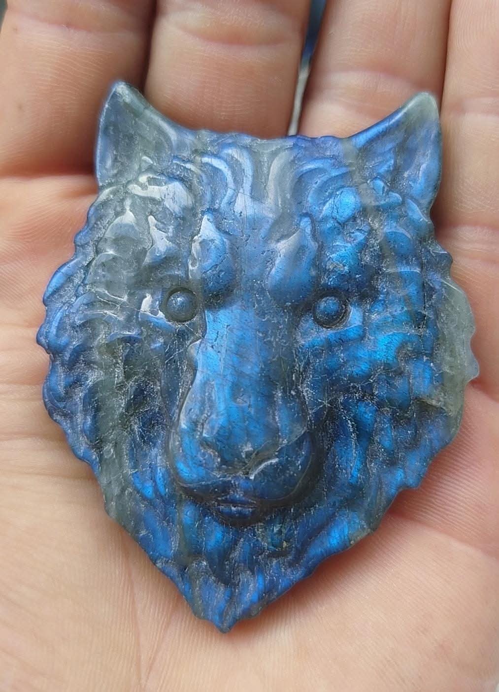 Sculpture de tête de loup en labradorite.