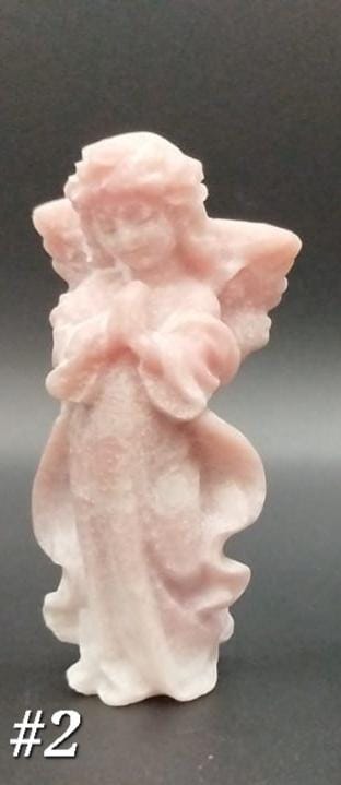Pequeñas estatuas de ángeles realizadas en diversas piedras y cristales.