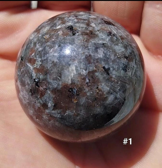 Esfera de yooperlita (con reacción UV)