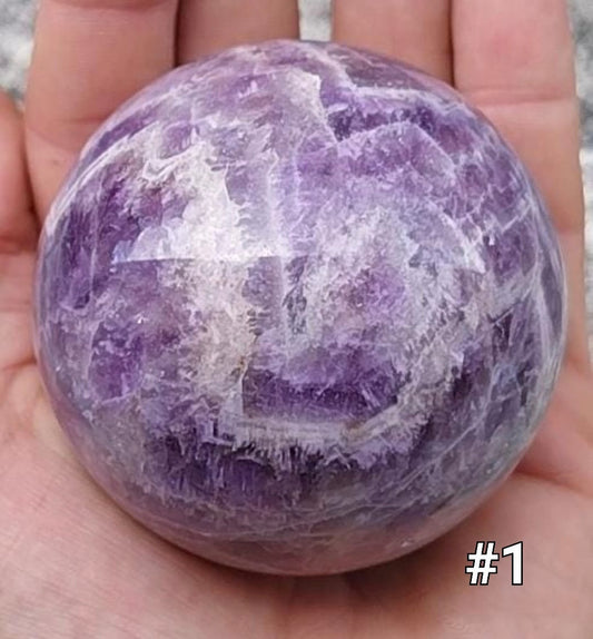 Esfera de amatista de ensueño (o amatista Chevron)